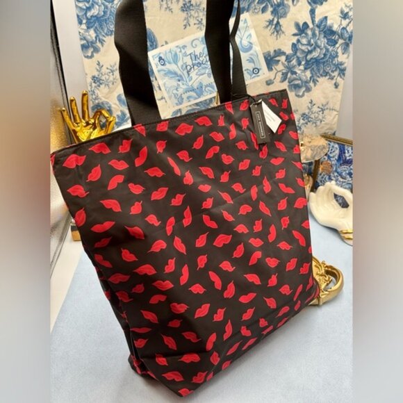 🆕 LULU GUINNESS 🧿 NWT Hand Painted Lips Nylon Zip Tote - Picture 3 of 11